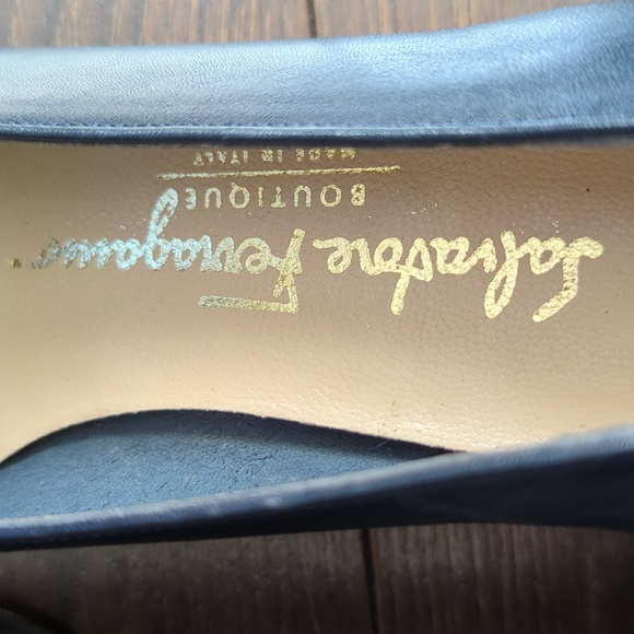 Salvatore Ferragamo Bow Pumps - Picture 9 of 11